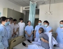  协助患者穿衣